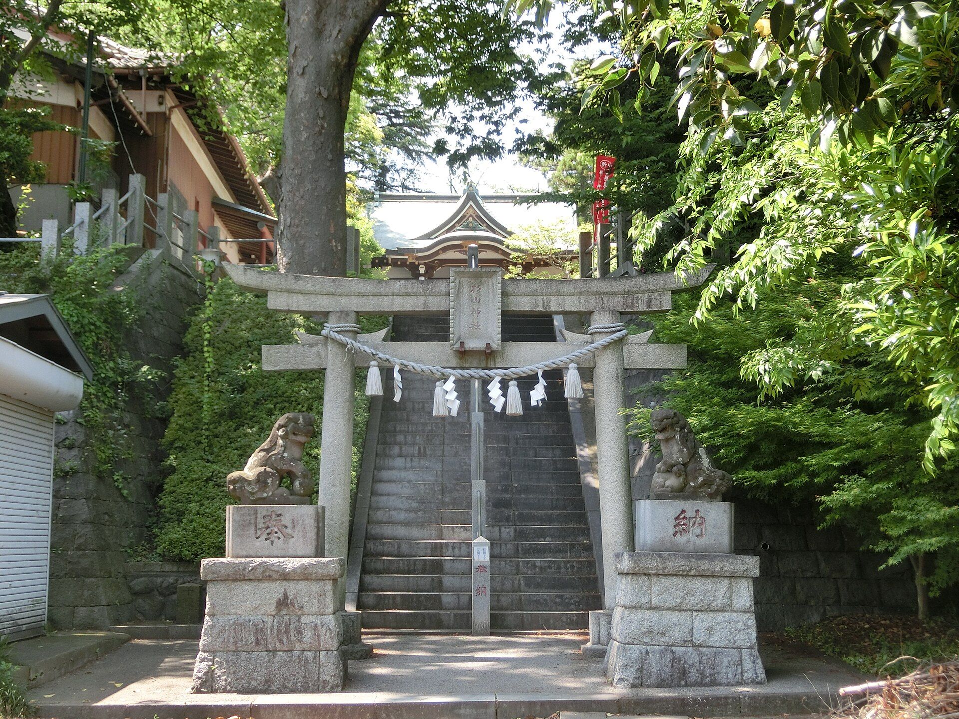 青葉区千草台の杉山神社の境内